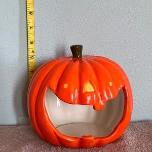 Selling a smiling orange pumpkin can put a sponge for dishes inside or candy.